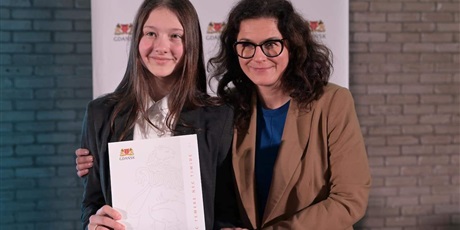 Powiększ grafikę: Uczennica z nagrodą pozuje do zdjęcia z panią prezydent Miasta Gdańska Aleksandrą Dulkiewicz.